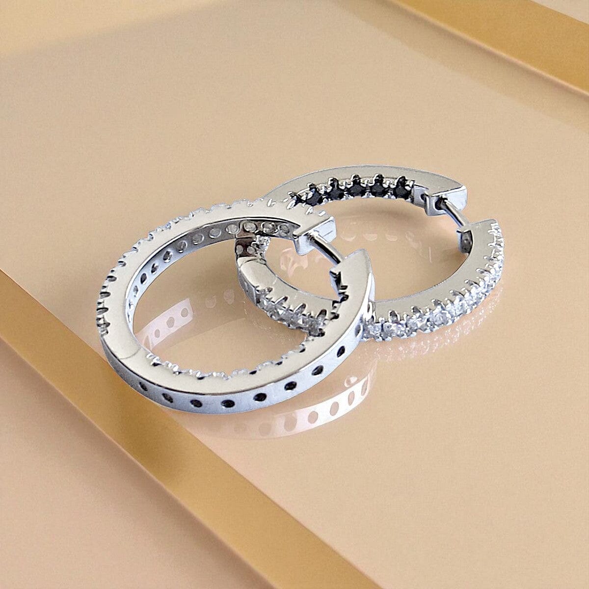 Creolen Silber mit Zirkonia weiß schwarz liegend Vorder- und Rückseite