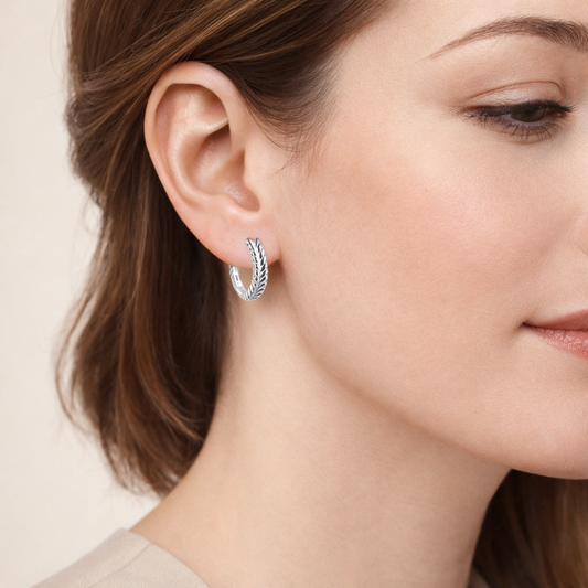 Klappcreolen 15 mm aus 925 Silber mit Ähren-Muster am Ohr getragen