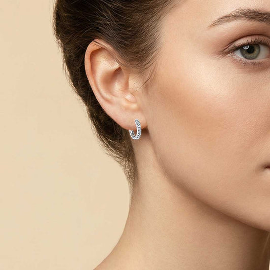 Creolen 15 mm aus 925 Silber mit Zirkonia Steinbesatz am Ohr getragen