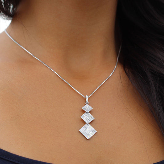 Halskette aus 925 Silber mit Anhänger aus 3 Pavé Zirkonia Quadraten am Hals getragen nah