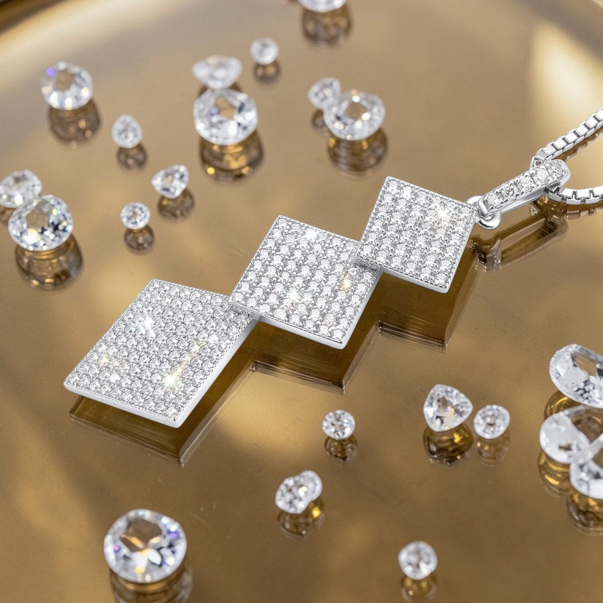 Halskette aus 925 Silber mit Anhänger aus 3 Pavé Zirkonia Quadraten Ansicht liegend