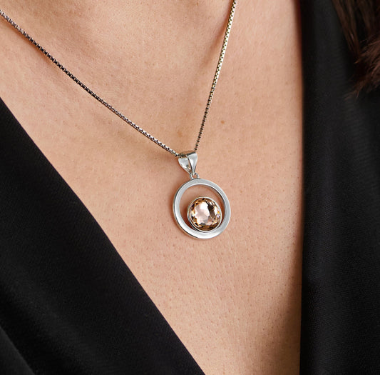 Schöner-SD Halskette mit kreisförmigem Anhänger in der Farbe Vintage Rose am Hals getragen Nahaufnahme.