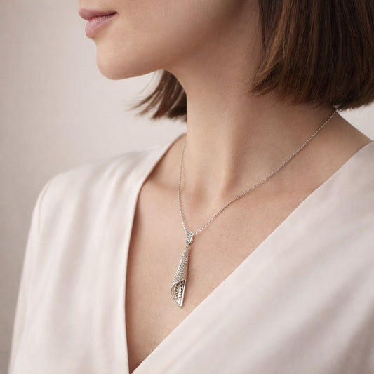 Twistet Ribbon Anhänger mit Kette aus 925 Silber rhodiniert und Zirkonia am Hals getragen links