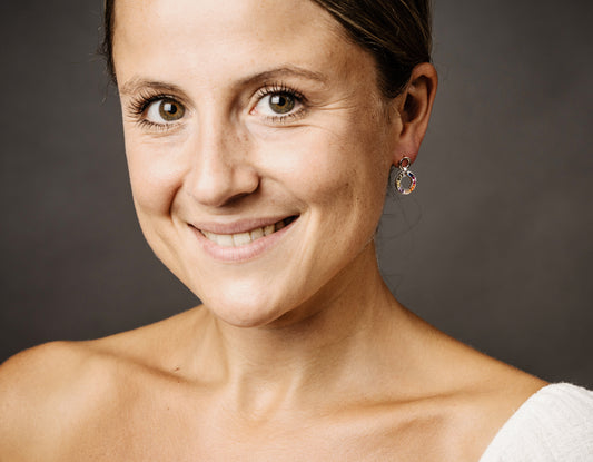 Bunte Ohrhänger aus 925 Silber mit Regenbogen Kreis und Zirkonia mehrfarbig am Ohr getragen