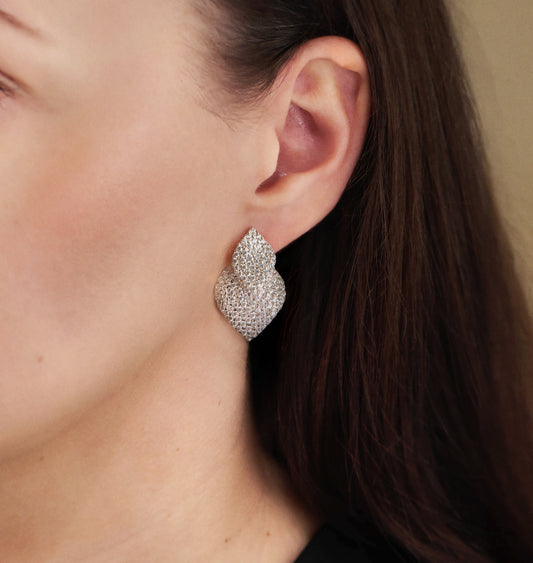 Zweiteilige Design-Ohrstecker aus 925 Silber mit Zirkonia Pavé am Ohr getragen