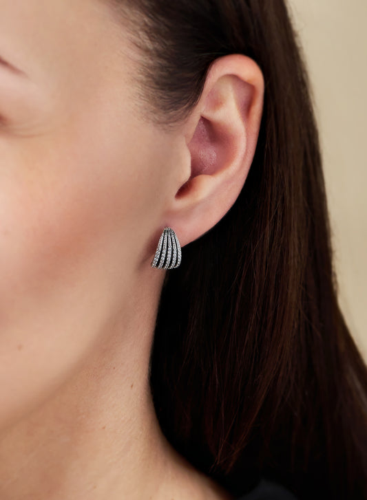 Ohrstecker aus 925 Silber mit schwarzen Emaille Streifen und Zirkonia am Ohr getragen