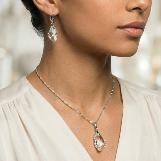 Galactic Kristall Schmuckset klar aus 925 Silber rhodiniert, Kette mit Anhänger und Ohrhänger getragen, seitliche Ansicht