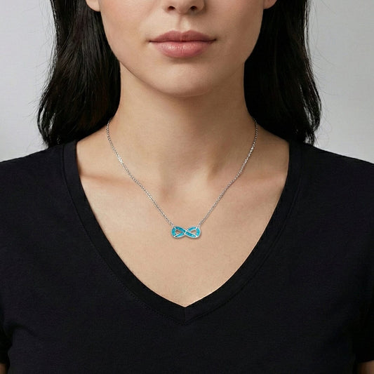 Schöner-SD Infinity Kette mit blauem Opal am Hals getragen zur Veranschaulichung der Passform, 925 Silber.