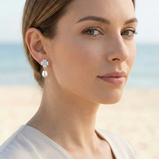 Schöner-SD Kleeblatt Ohrstecker am Ohr getragen zur Veranschaulichung der eleganten Kombination aus Silber und hängender echter Perle.