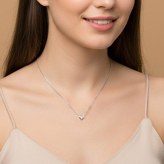 Die Schöner-SD Solitär Herzkette getragen am Hals, zur Veranschaulichung der Größe und der eleganten Passform.