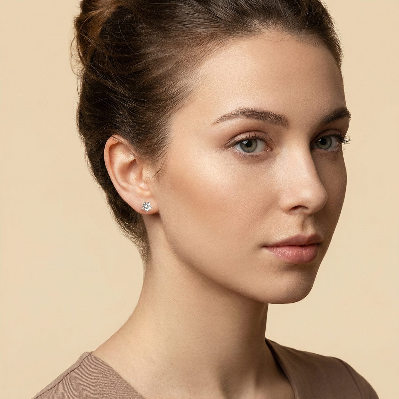 Schöner-SD Solitär dezente Blumen Ohrstecker am Ohr getragen zur Veranschaulichung von Größe und Funkeln.