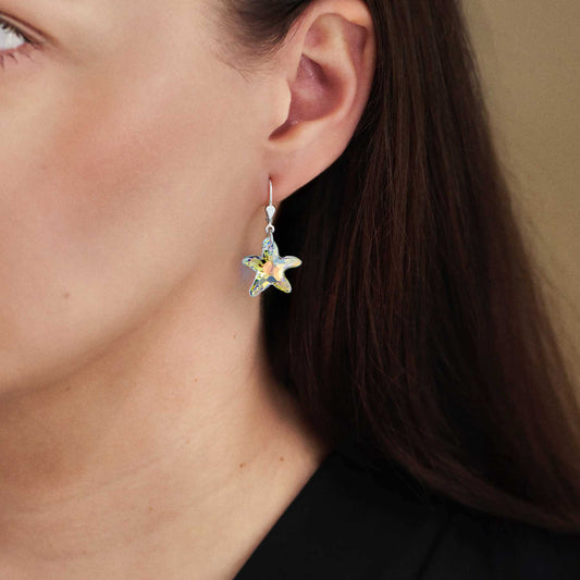 Seestern Kristall Ohrhänger am Ohr getragen zeigen das schillernde Arra Boreale Nahaufnahme