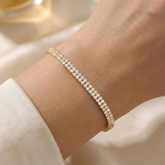 Vergoldetes Tennisarmband aus Silber mit Zirkonia 4 mm am Handgelenk getragen