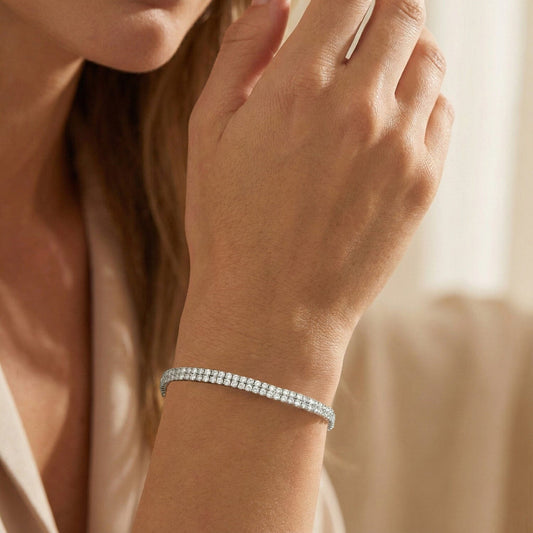 Tennis-Armband aus 925 Silber mit 2 Reihen Zirkonia am Handgelenk getragen