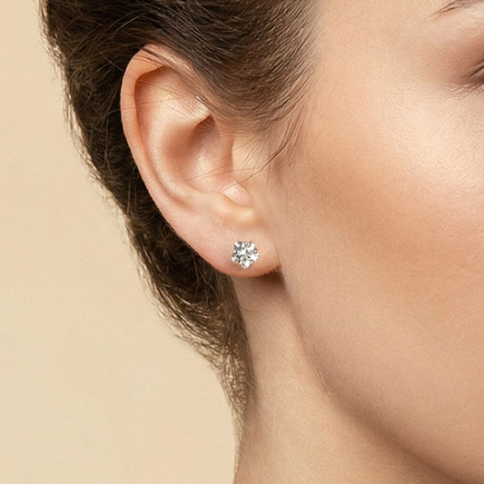 Funkelnde Zirkonia Blumen Ohrstecker am Ohr getragen Nahaufnahme.