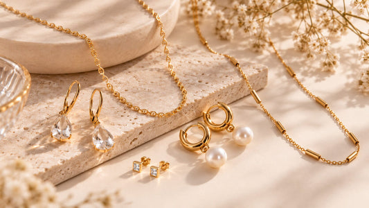 Vergoldeter Schmuck mit goldenen Ketten, Creolen sowie Perlen- und Kristallohrringen