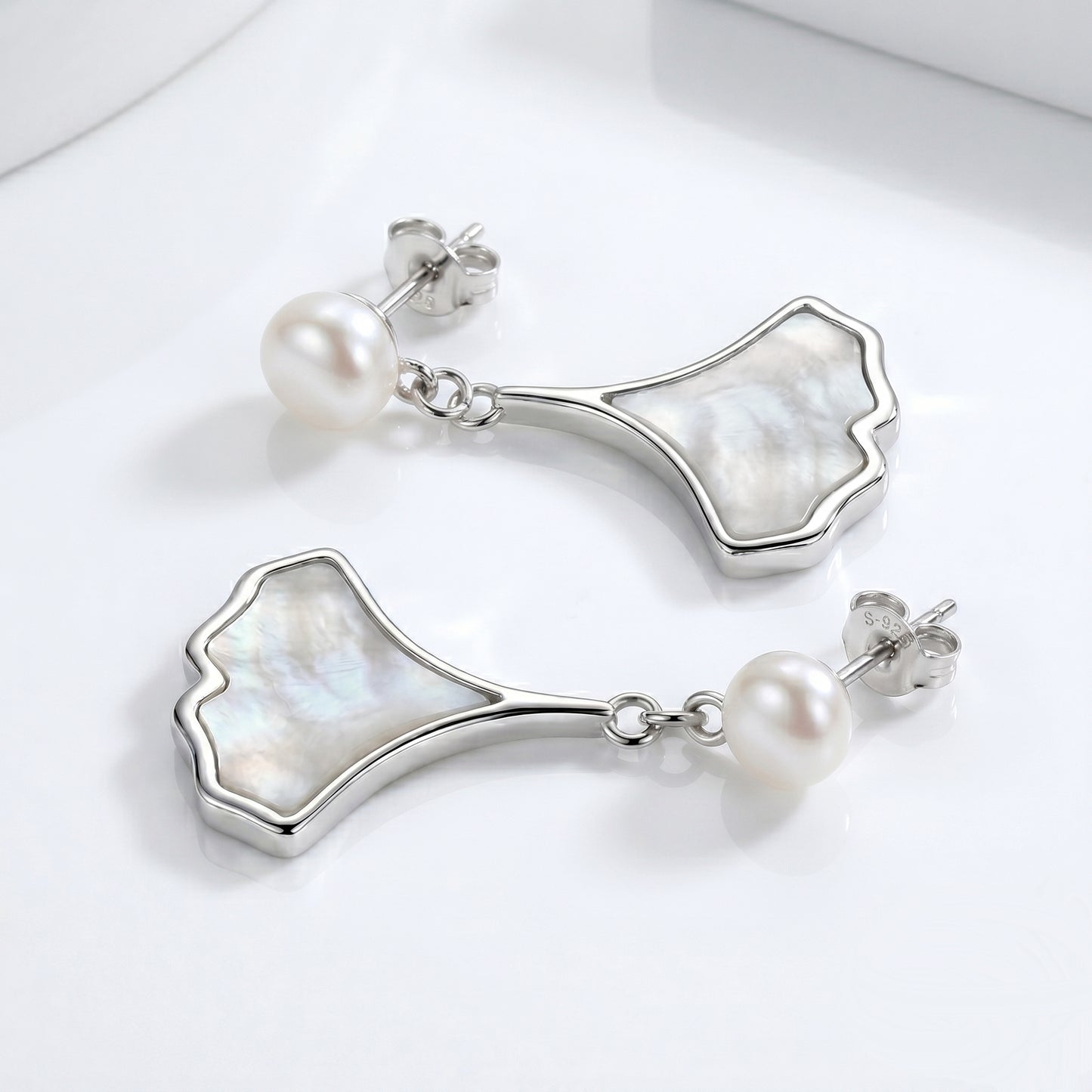 Ginkgo-Ohrhänger aus 925 Silber mit Perlmutt und Perle