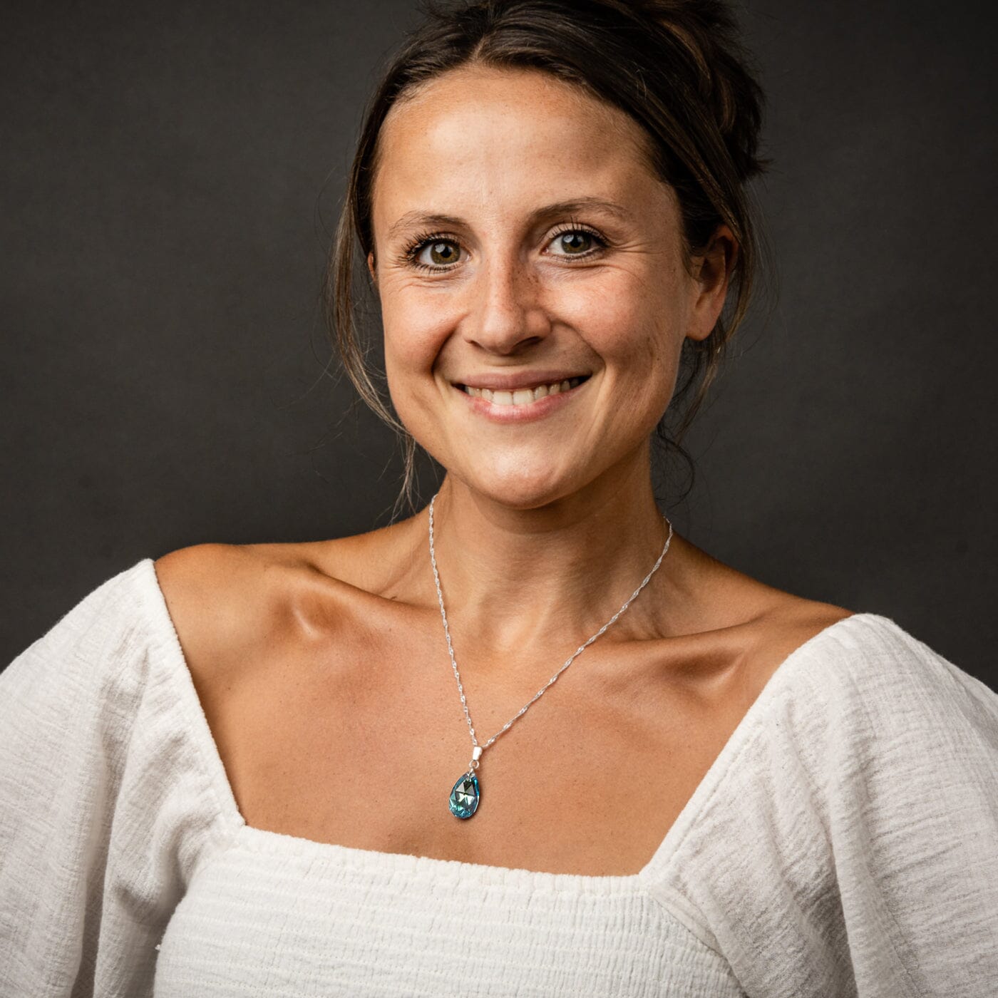 In Aquamarin blau funkelnder Pear-shaped Tropfen Kristall mit 925 Silberkette am Hals getragen.