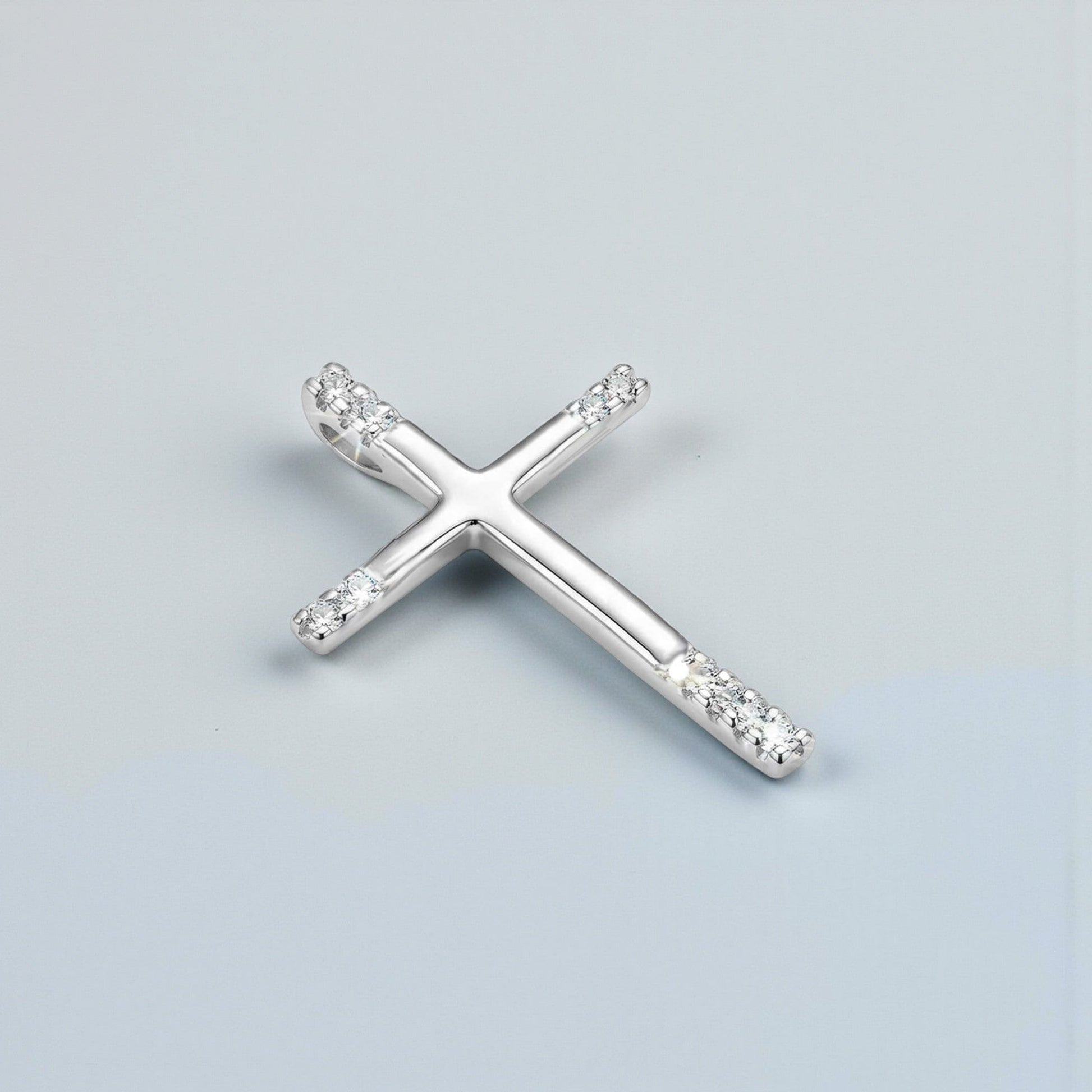 Graziler Kreuz Anhänger 22 mm aus 925 Silber mit Zirkonia liegend
