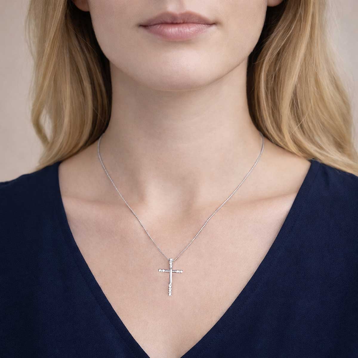 Graziler Kreuz Anhänger 22 mm aus 925 Silber mit Zirkonia am Hals getragen