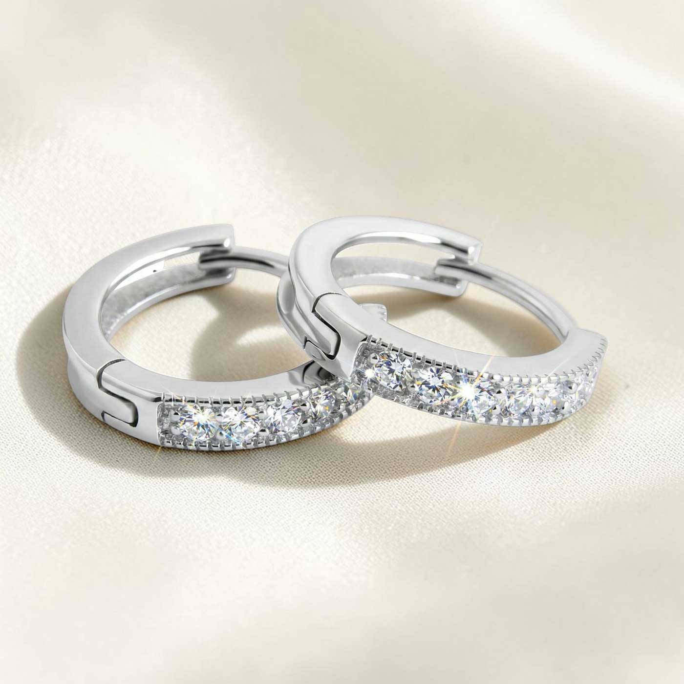 Creolen 15 mm aus 925 Silber mit Zirkonia Steinbesatz Ansicht liegend