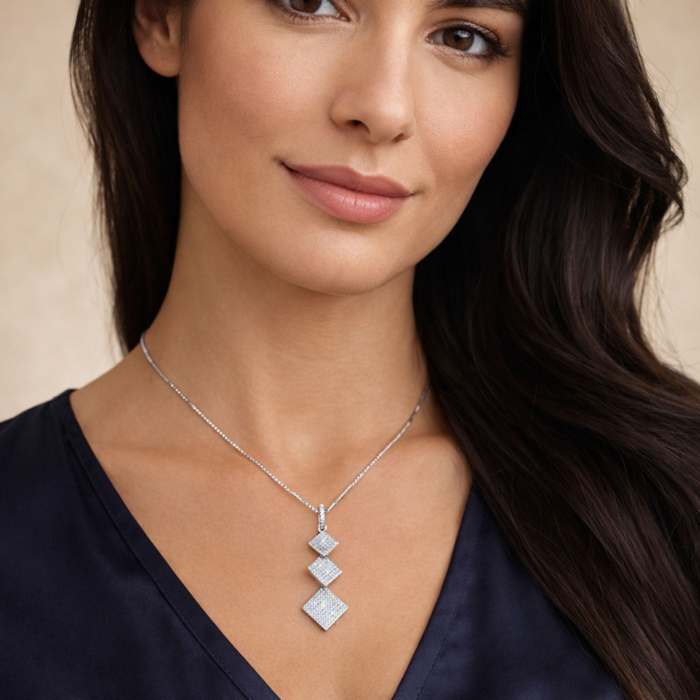 Halskette aus 925 Silber mit Anhänger aus 3 Pavé Zirkonia Quadraten am Hals getragen