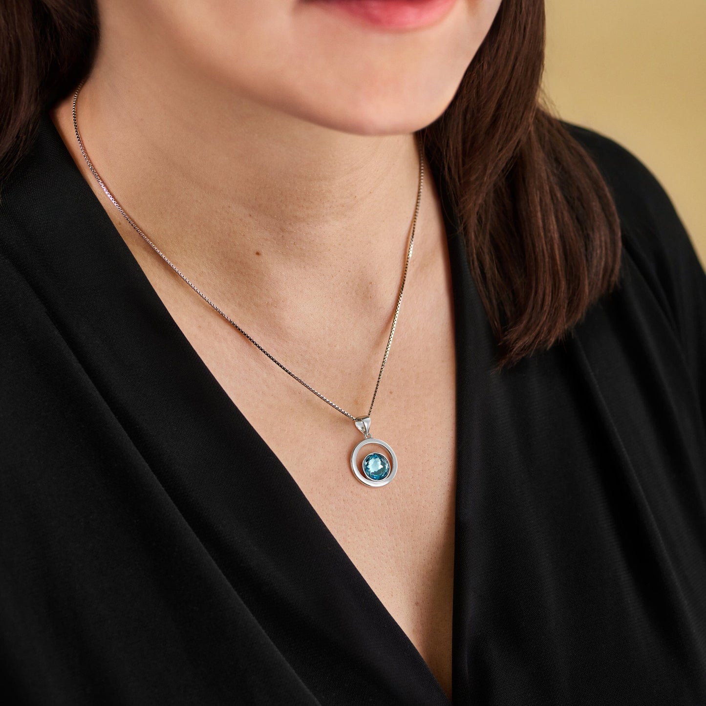 Schöner-SD Halskette mit kreisförmigem Anhänger mit Kristall in Aquamarin blau am Hals getragen.