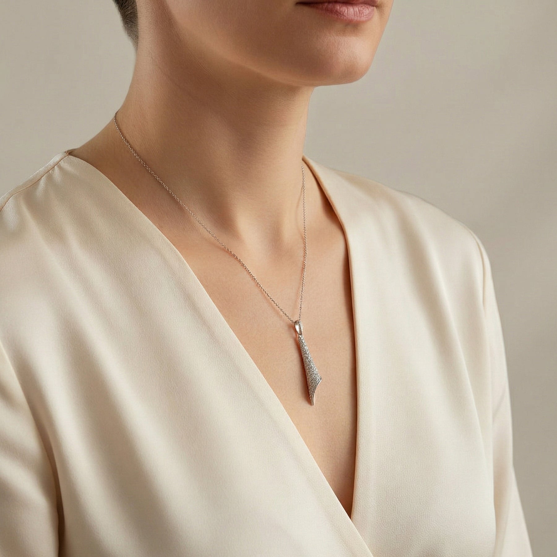 Twistet Ribbon Anhänger mit Kette aus 925 Silber rhodiniert und Zirkonia am Hals getragen rechs