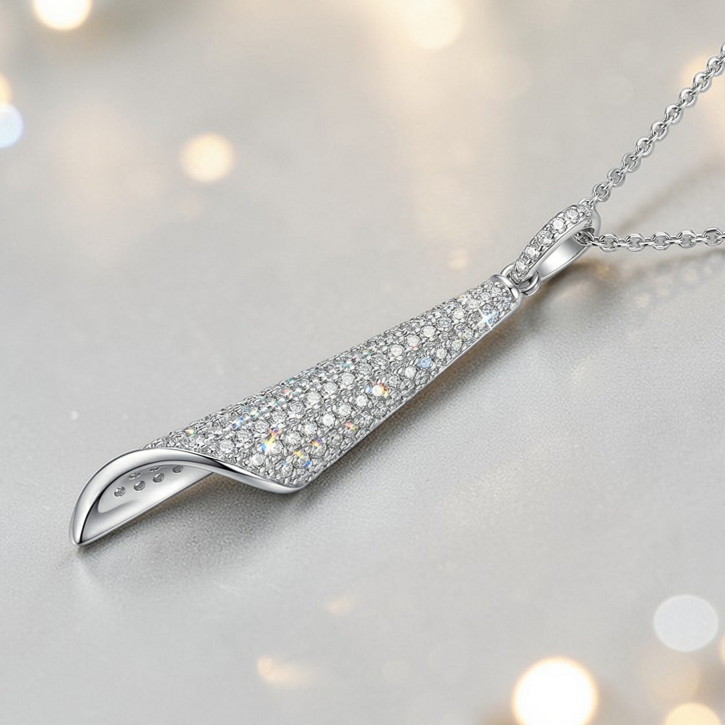 Twistet Ribbon Anhänger mit Kette aus 925 Silber rhodiniert und Zirkonia Pavé Ansicht liegend links