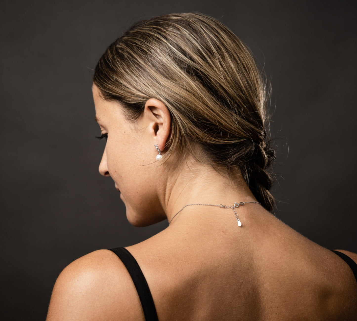 Kette mit Zirkonia Anhänger und weißer 10 mm Perle aus 925 Silber Verschluss am Hals