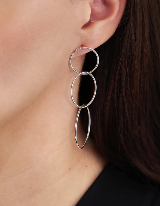Lange Statement Ohrhänger aus 925 Silber mit 3 Ringen am Ohr getragen Nahansicht