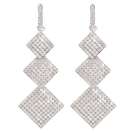 Lange Ohrringe aus 925 Silber mit 3 Pavé-Zirkonia-Quadraten Ansicht von vorn