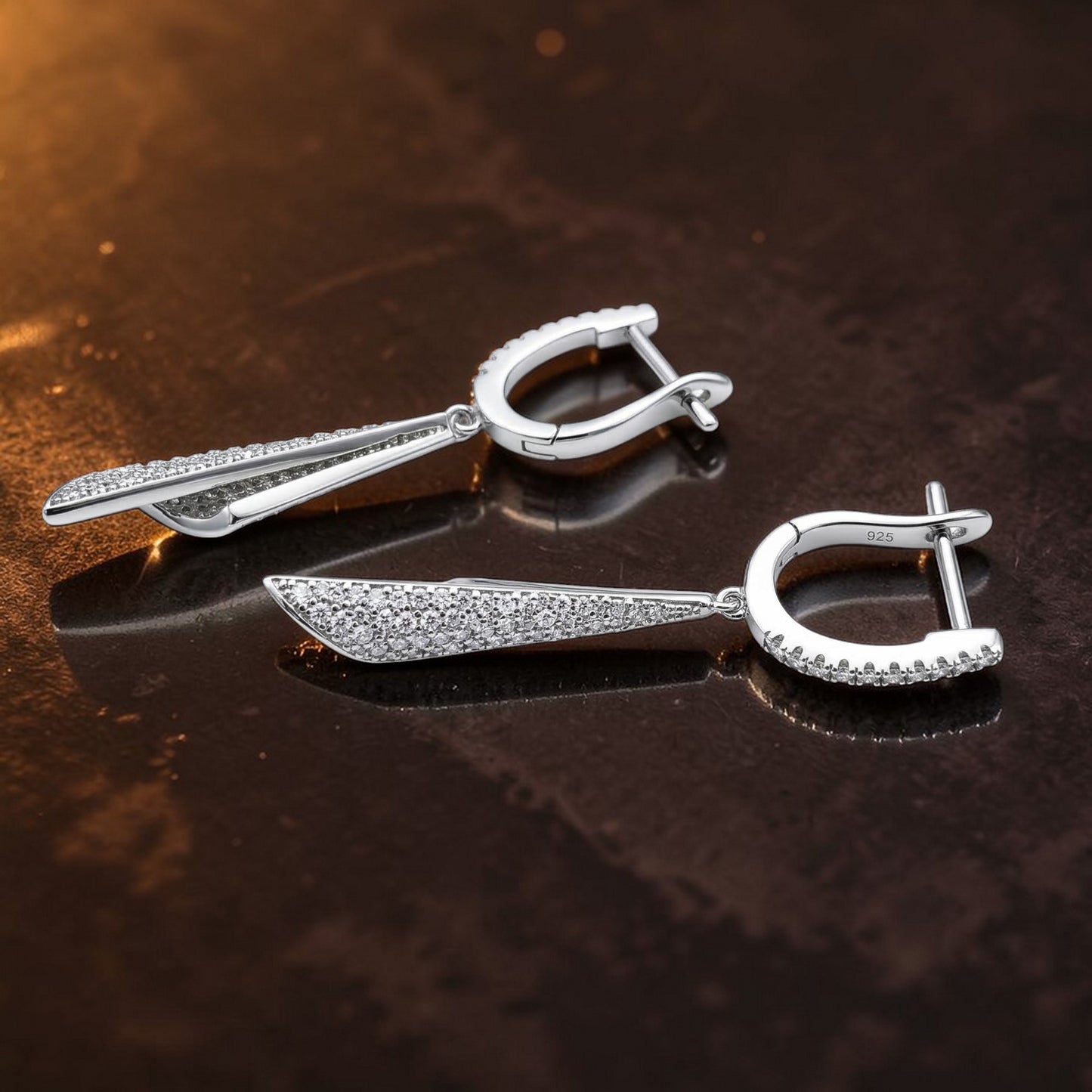 Elegante Twisted Ribbon Ohrringe aus Silber mit Zirkonia Pavé in liegender Seitenansicht