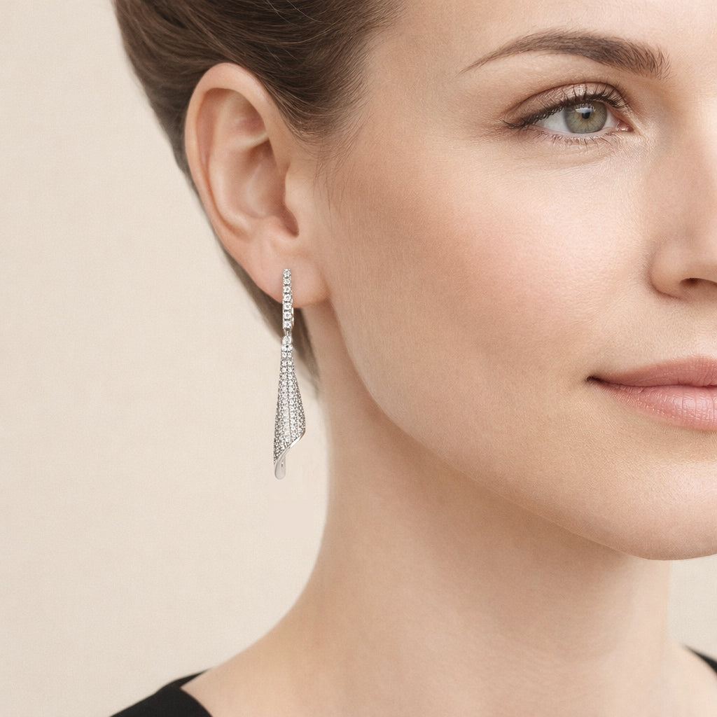 Elegante Twisted Ribbon Ohrringe aus Silber mit Zirkonia Pavé hängend am Ohr