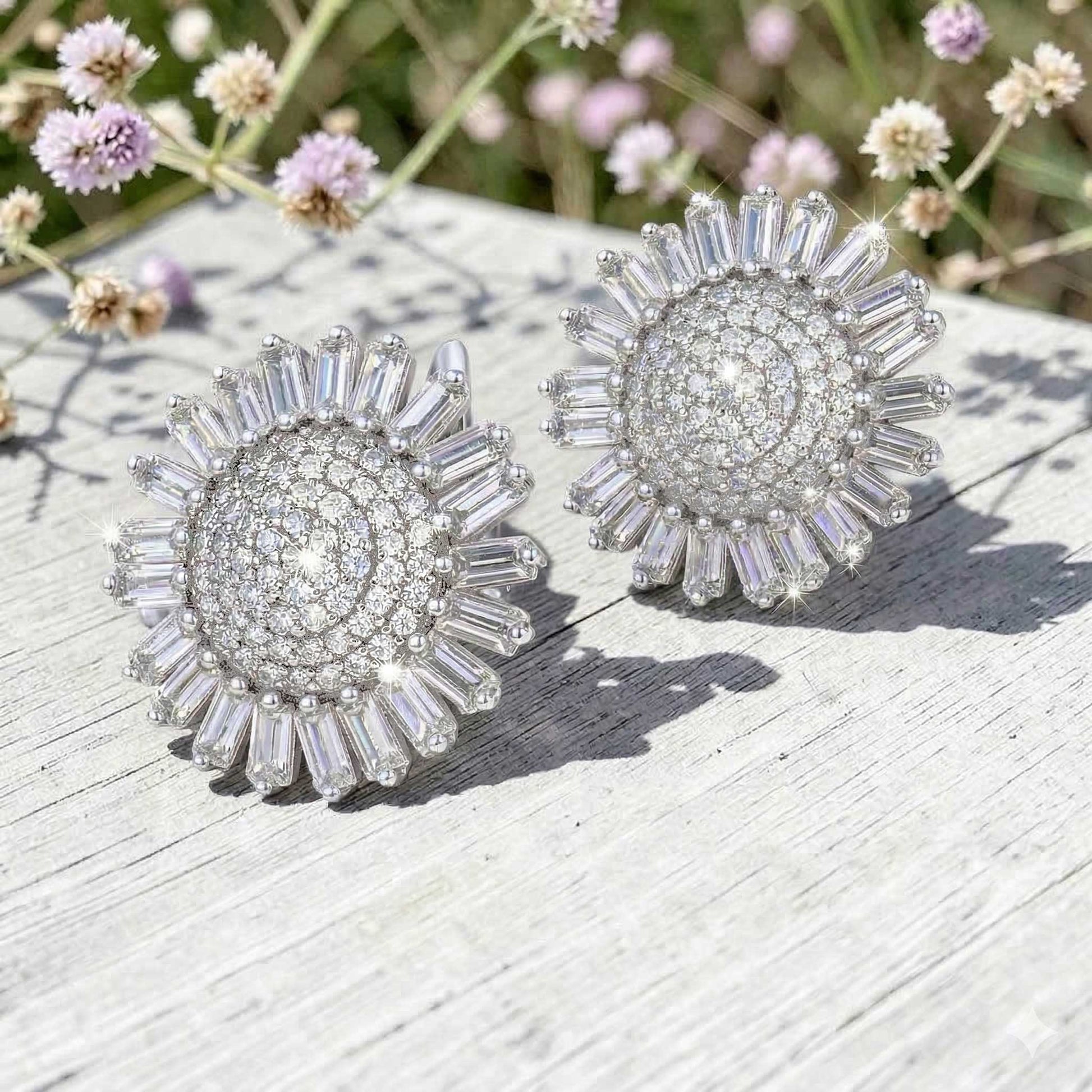 Sonnenblumen Ohrringe 18 mm aus 925 Sterlingsilber mit Kristallen auf grauer Holzplatte