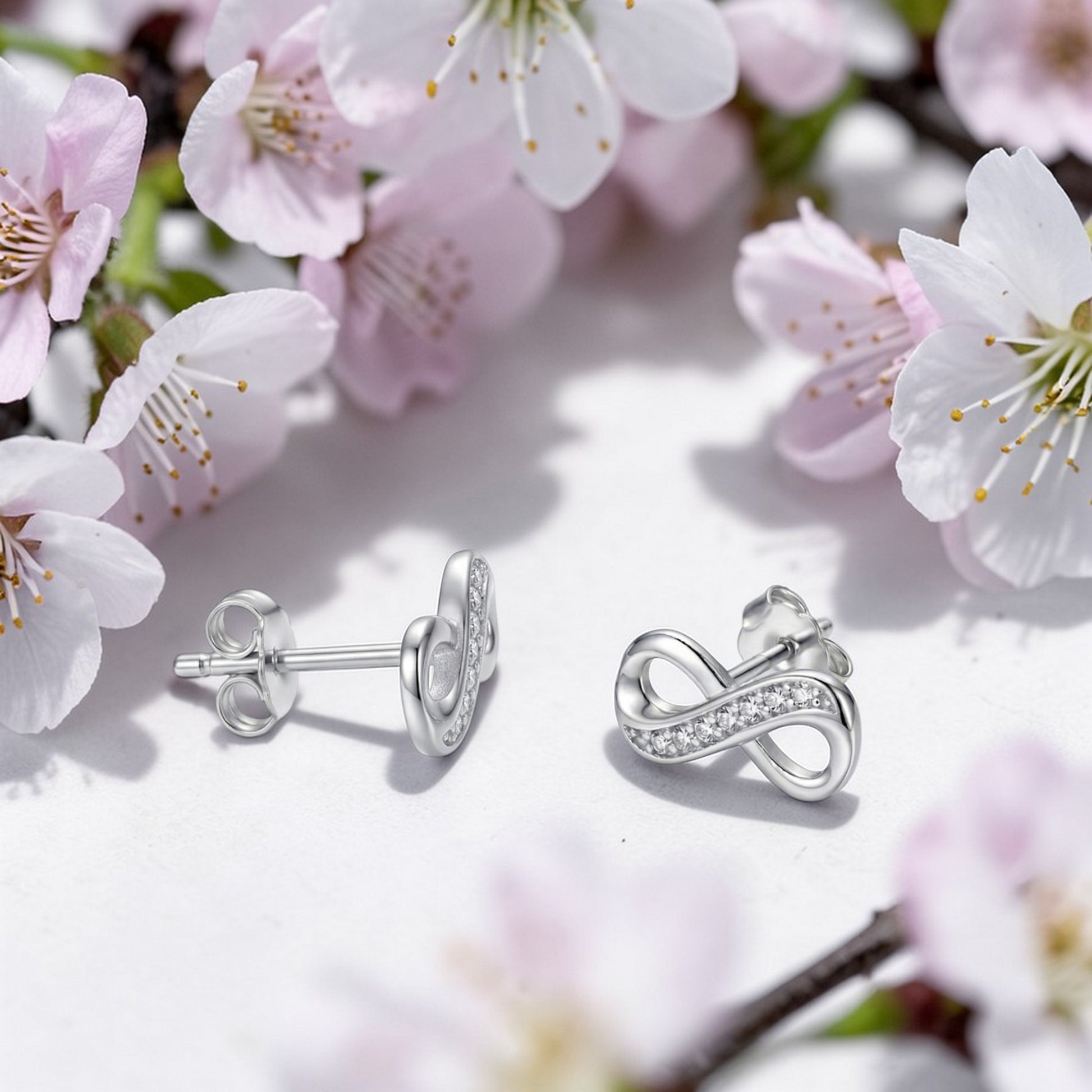 Infinity Ohrstecker aus 925 Silber mit Zirkonia liegende Ansicht