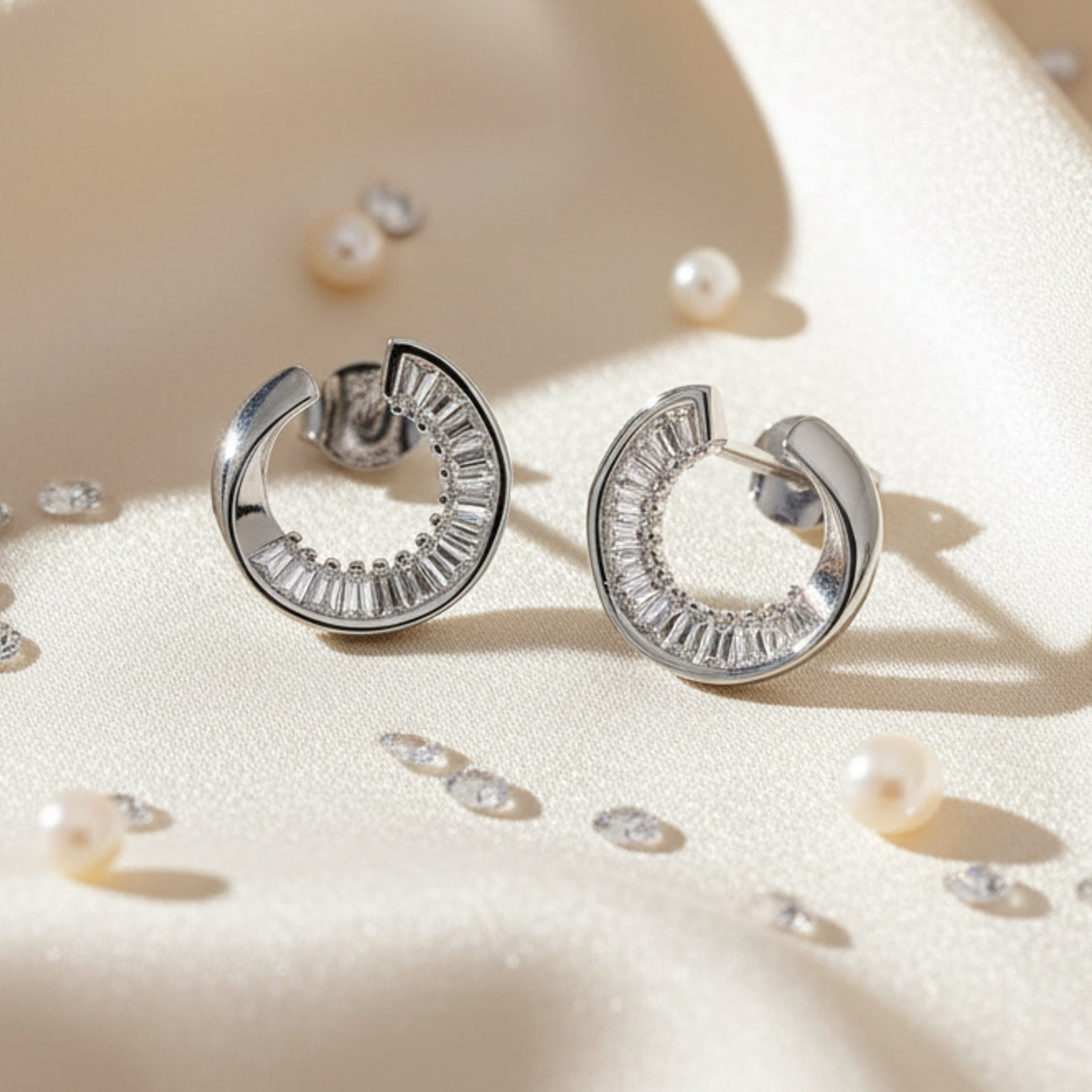 Runde offene Ohrstecker 12 mm aus 925 Silber im Kringel Design mit Zirkonia liegend von vorn