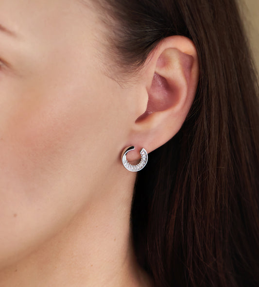 Runde offene Ohrstecker 12 mm aus 925 Silber im Kringel Design mit Zirkonia am Ohr getragen