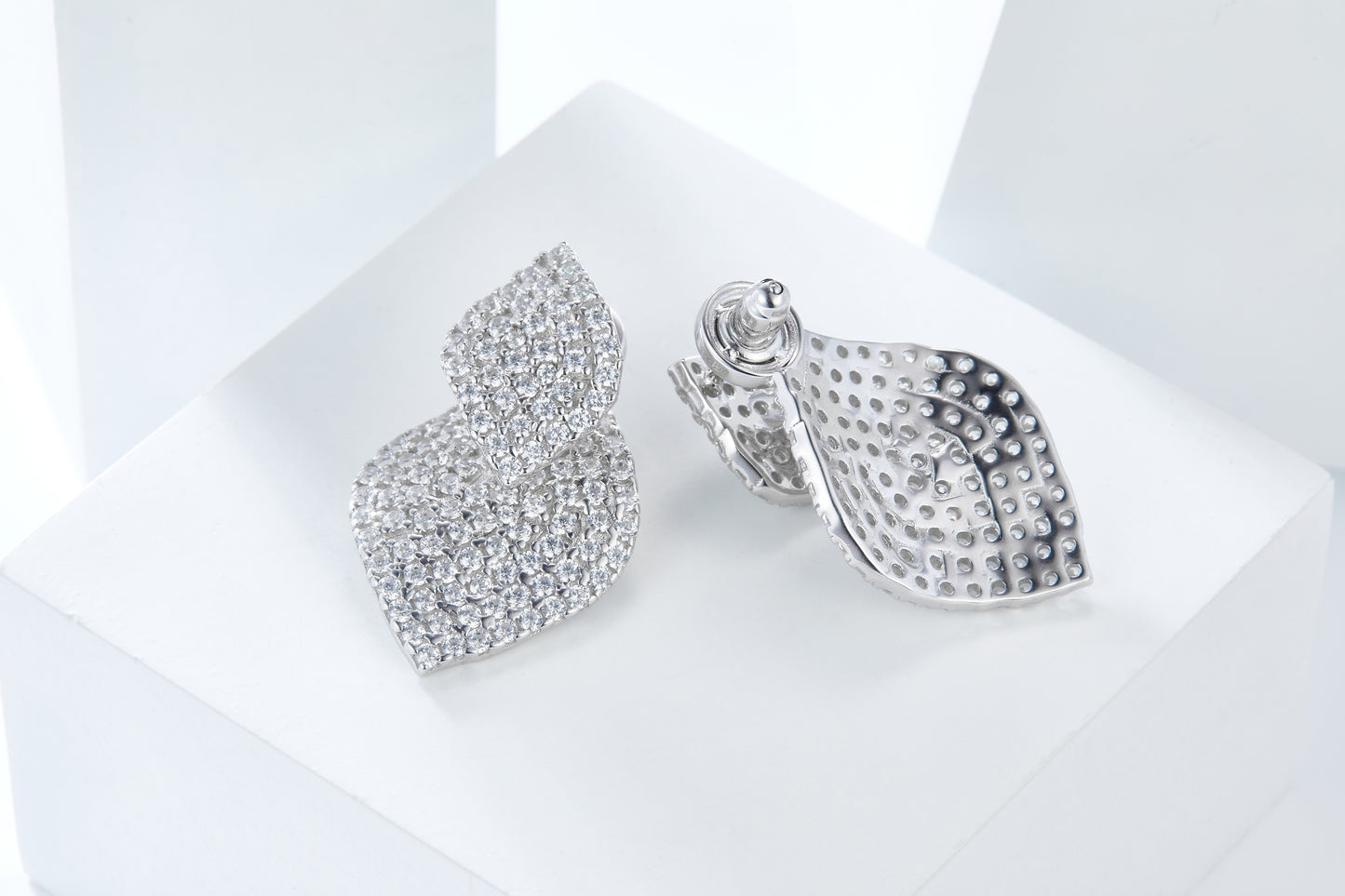 Zweiteilige Design-Ohrstecker aus 925 Silber mit Zirkonia Pavé in liegender Ansicht vorn und hinten