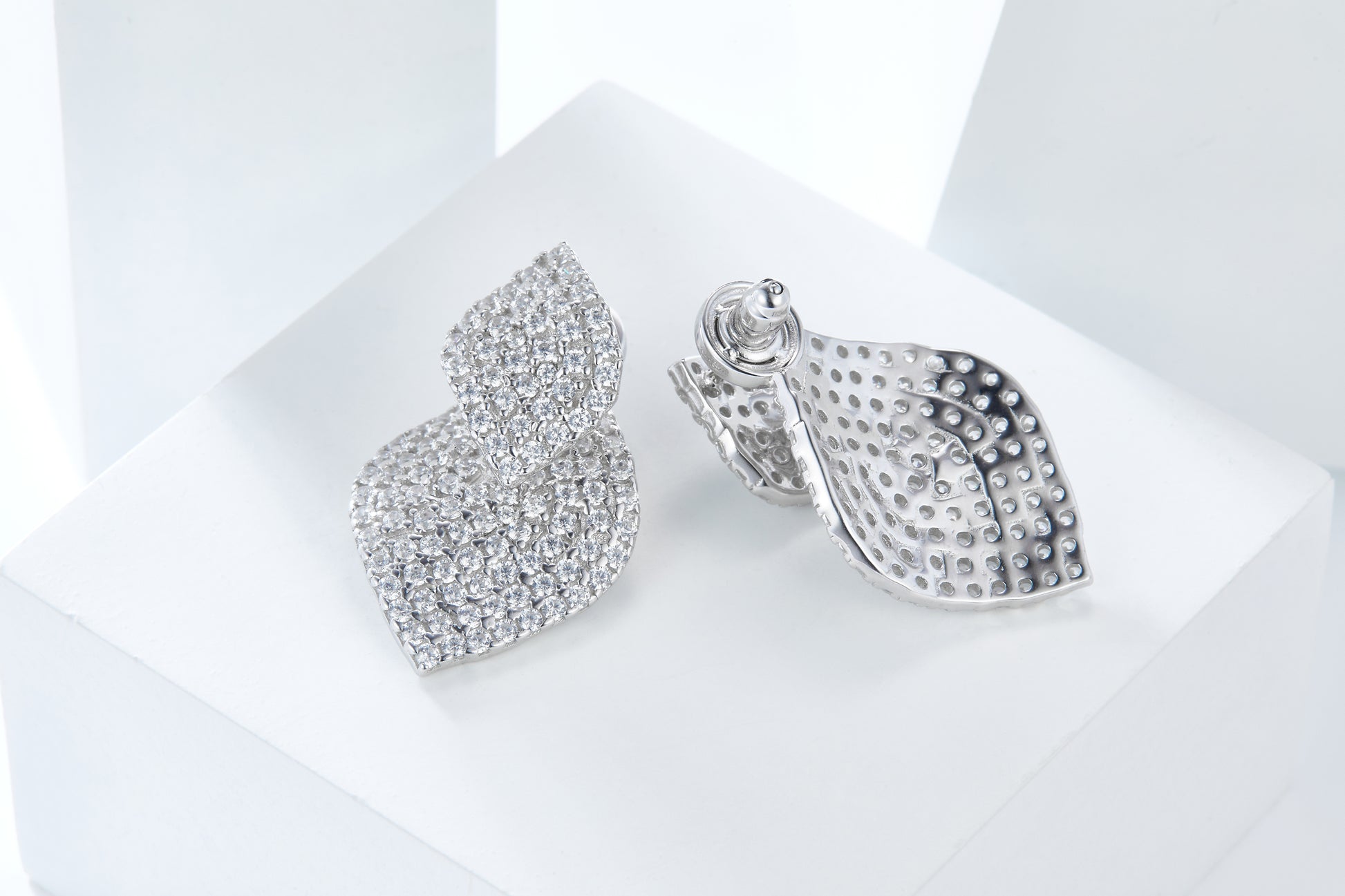Zweiteilige Design-Ohrstecker aus 925 Silber mit Zirkonia Pavé in liegender Ansicht vorn und hinten