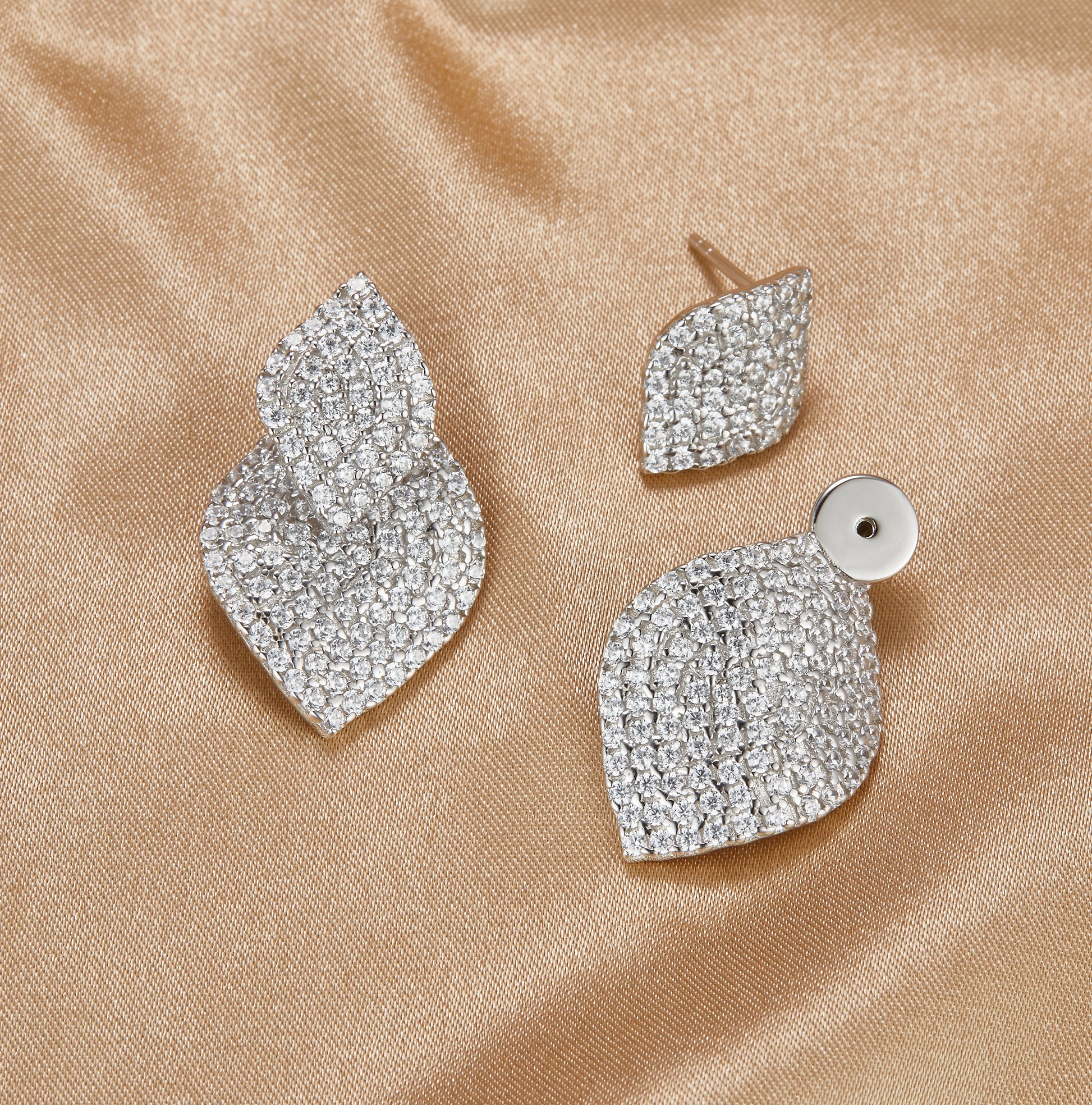 Zweiteilige Design-Ohrstecker aus 925 Silber mit Zirkonia Pavé Ansicht des Verschusses