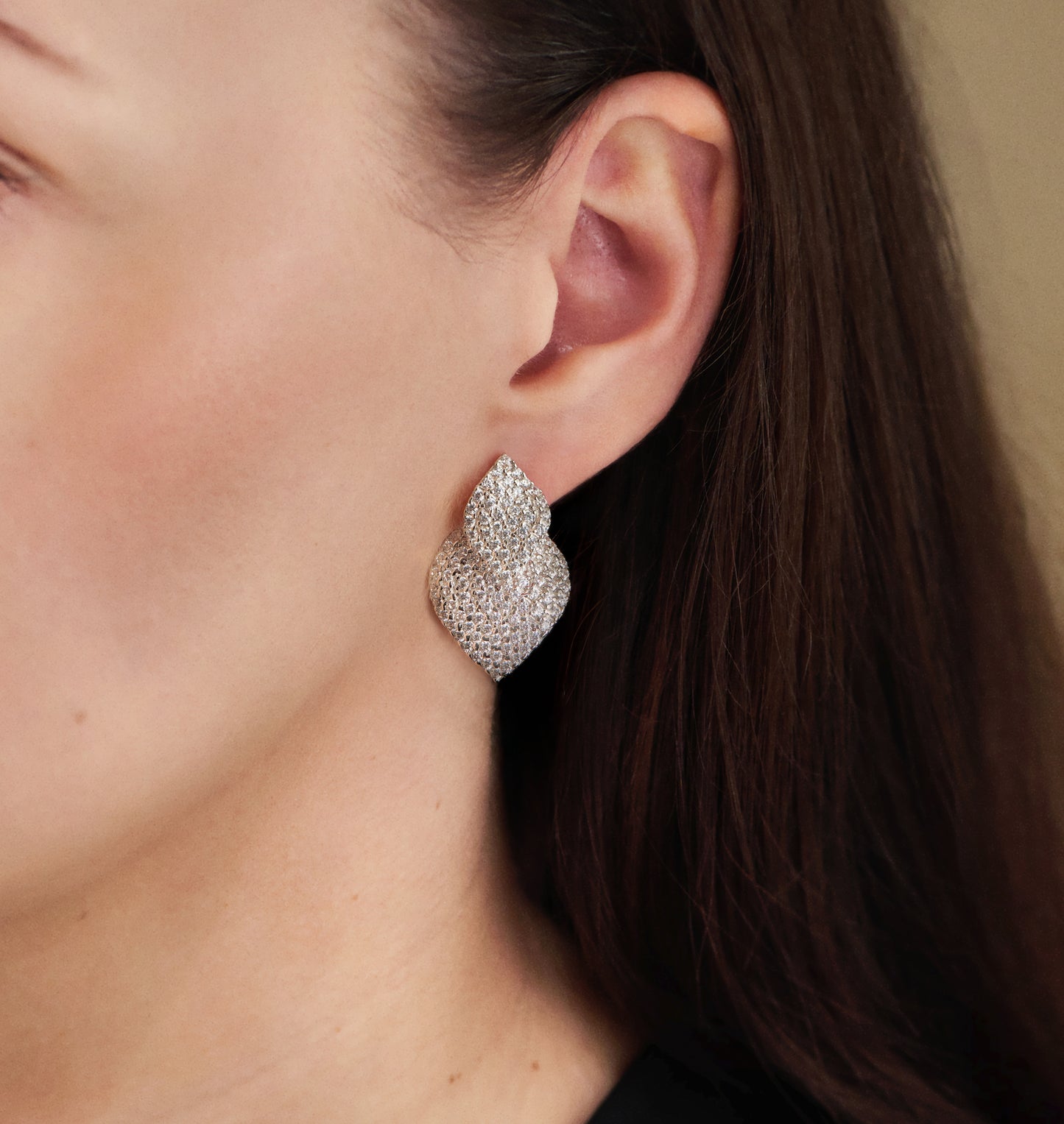 Zweiteilige Design-Ohrstecker aus 925 Silber mit Zirkonia Pavé am Ohr getragen
