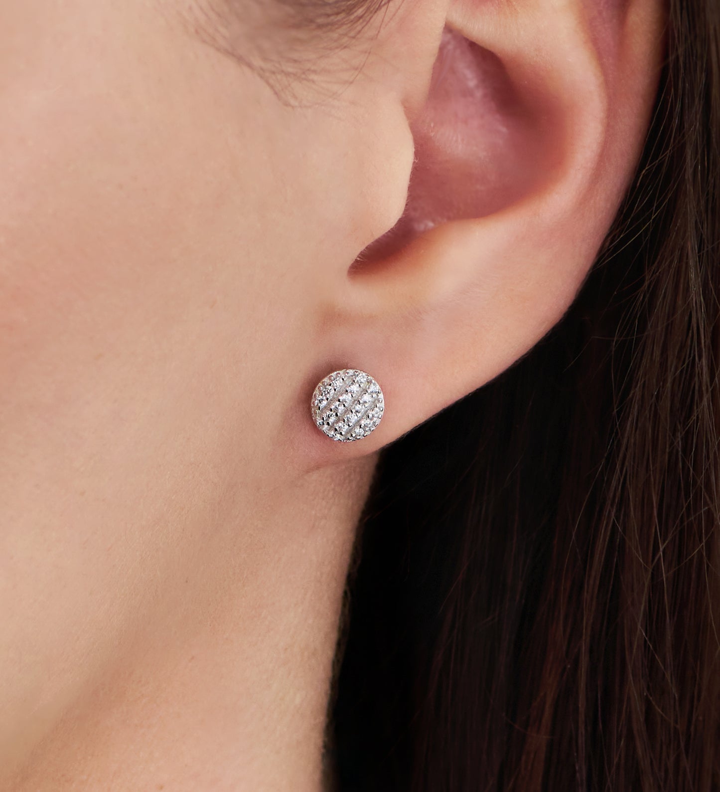 Kleine runde Ohrstecker 6,5 mm aus 925 Silber mit glitzerndem Zirkonia am Ohr getragen