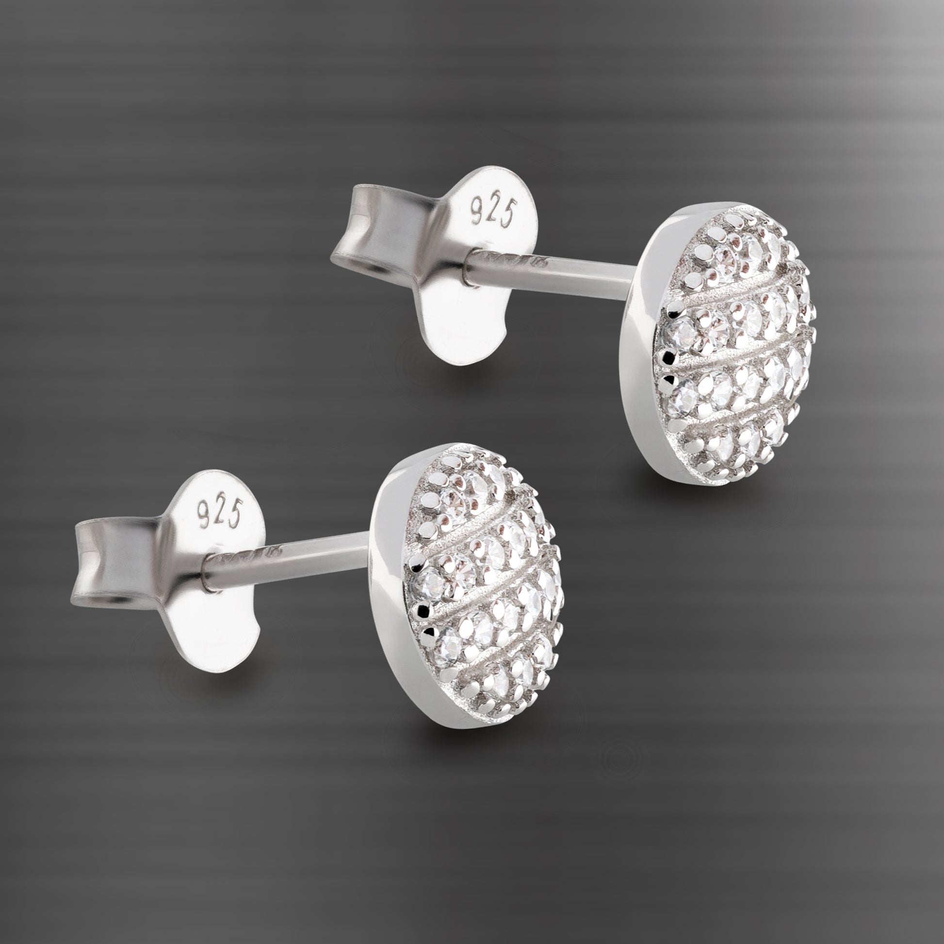 Kleine runde Ohrstecker 6,5 mm aus 925 Silber mit glitzerndem Zirkonia Seitenansicht