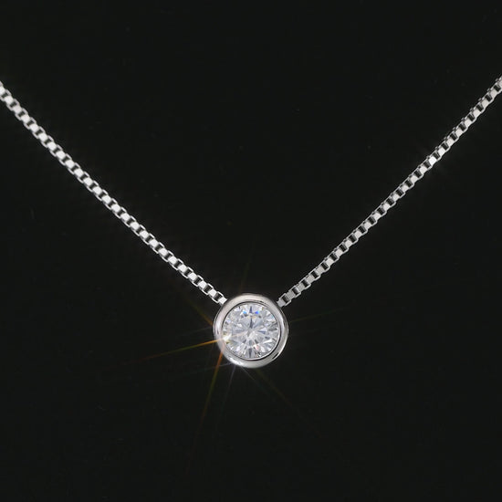 Produktvideo: Schöner-SD Solitär Silberkette mit funkelndem Zirkonia Stein in Bewegung.