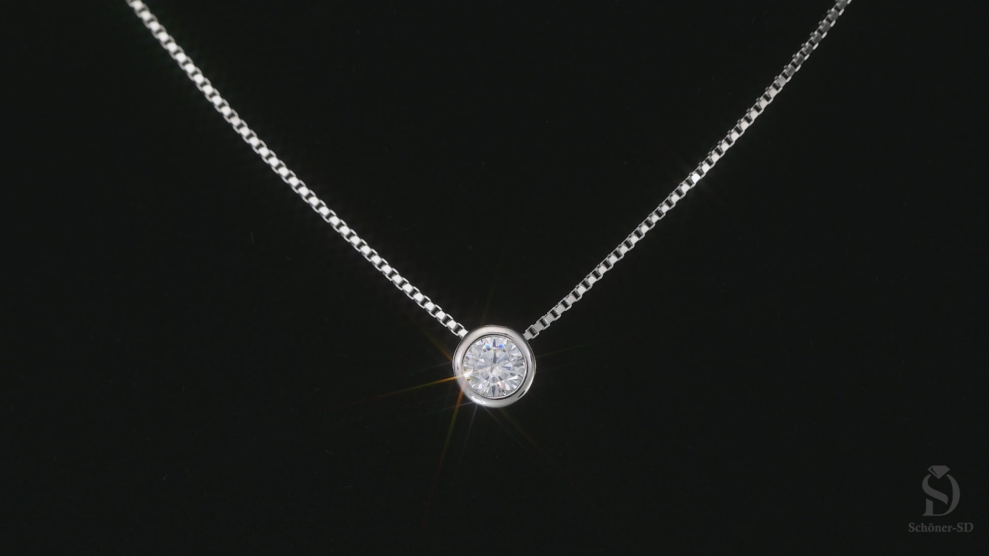 Produktvideo: Schöner-SD Solitär Silberkette mit funkelndem Zirkonia Stein in Bewegung.