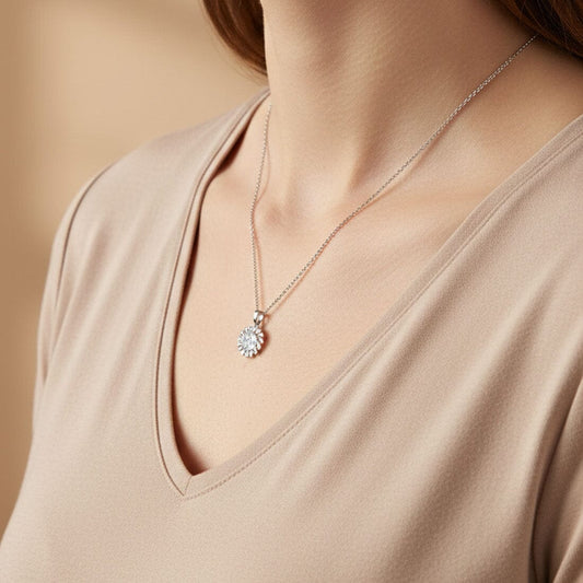 Schöner-SD Sunburst Halskette am Hals getragen zur Veranschaulichung der strahlenden Optik und der Kettenlänge.