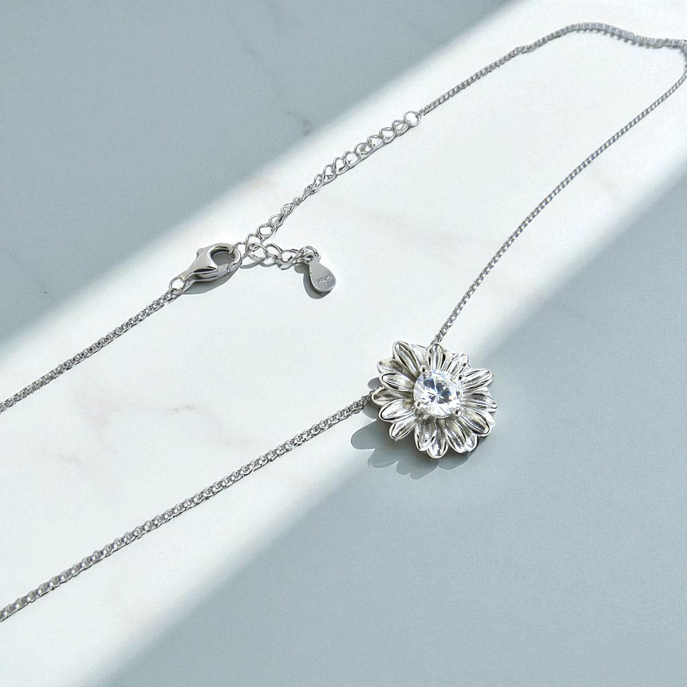 Schöner-SD liegende Ansicht der Blüten-Silberkette mit zentralem Zirkonia mit verstellbarer Erbskette mit Karabiner-Verschluss.