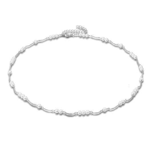 Schöner-SD Perle zartes Collier aus 925 Silber mit kleinen weißen Süßwasserperlen, Ansicht von schräg oben.