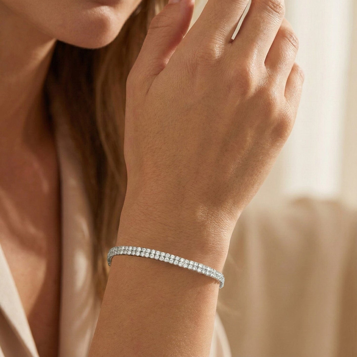 Tennis-Armband aus 925 Silber mit 2 Reihen Zirkonia am Handgelenk getragen